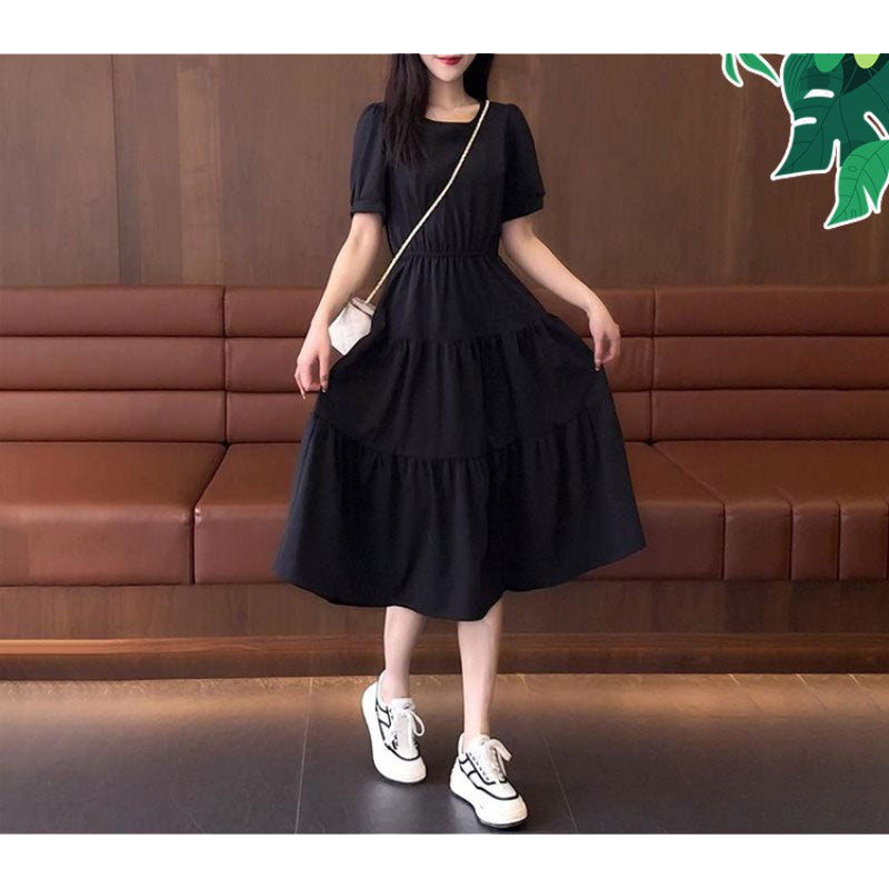 Einfarbiges Sommerkleid mit kurzen Ärmeln