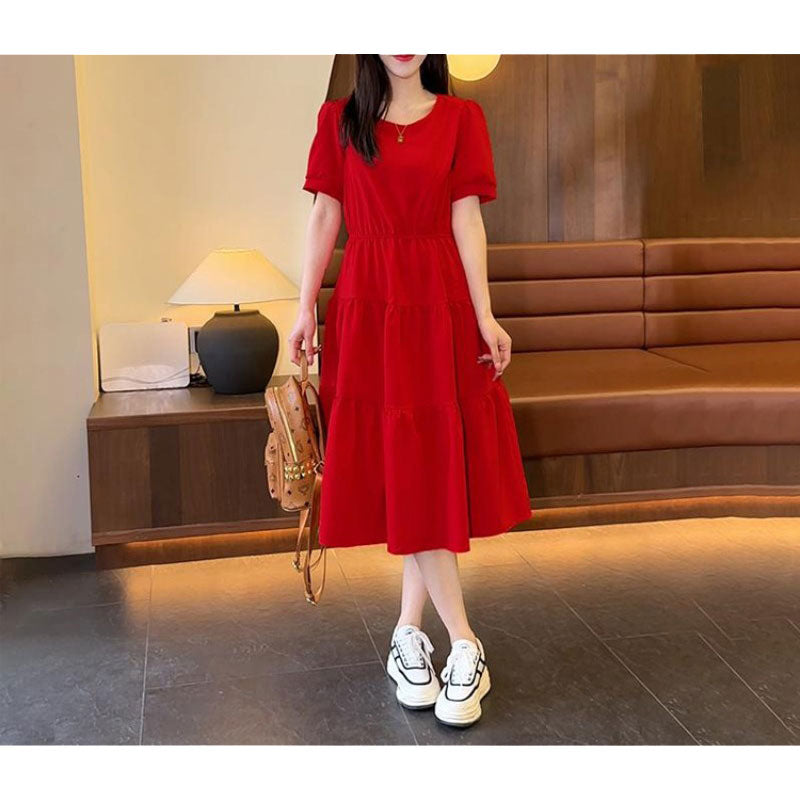 Einfarbiges Sommerkleid mit kurzen Ärmeln