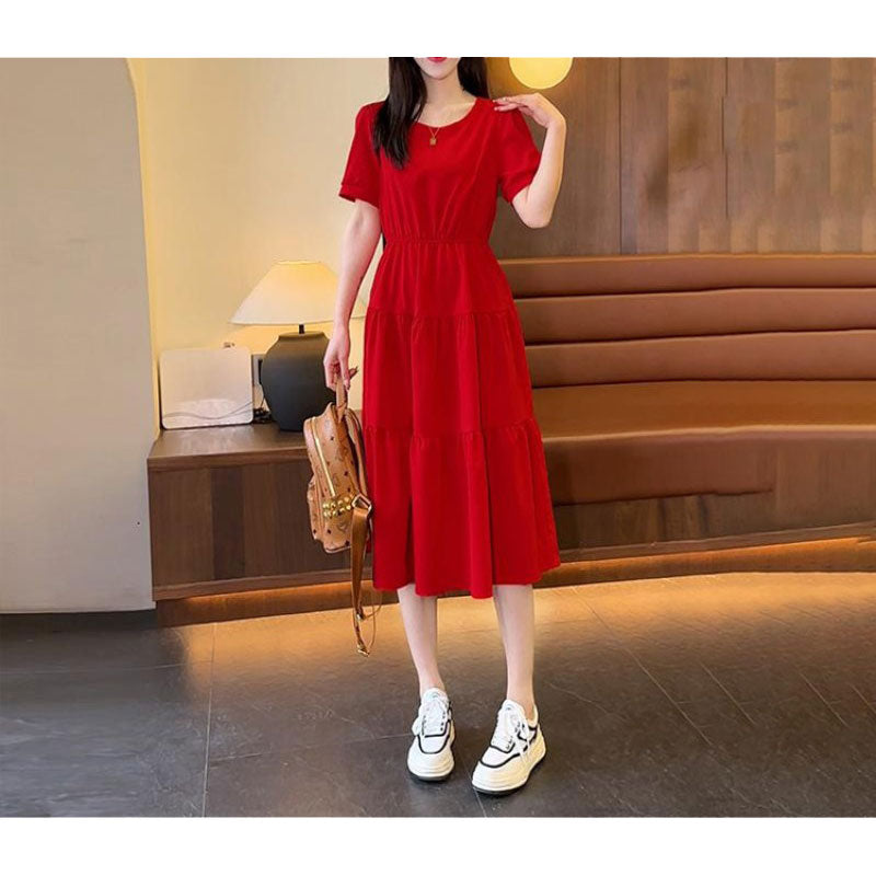 Einfarbiges Sommerkleid mit kurzen Ärmeln