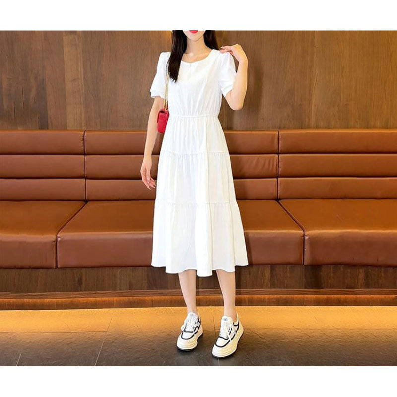 Einfarbiges Sommerkleid mit kurzen Ärmeln