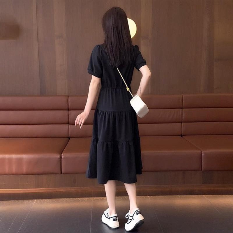 Einfarbiges Sommerkleid mit kurzen Ärmeln
