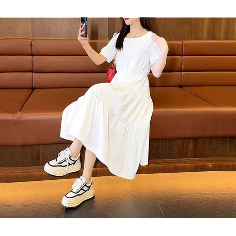 Einfarbiges Sommerkleid mit kurzen Ärmeln
