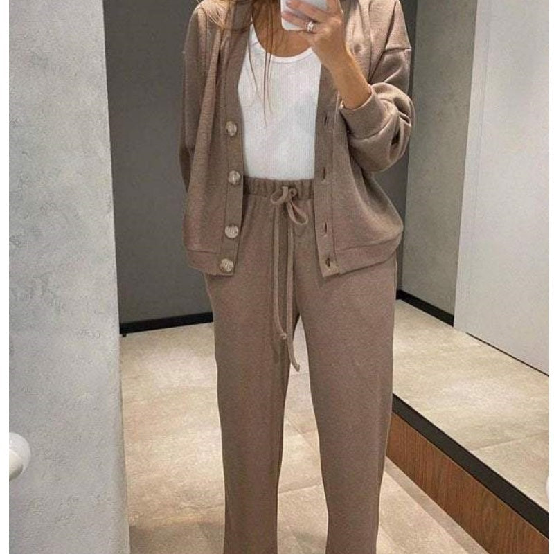 Zweiteiliges Set aus gestrickter Button-Down-Jacke und Hose für Damen