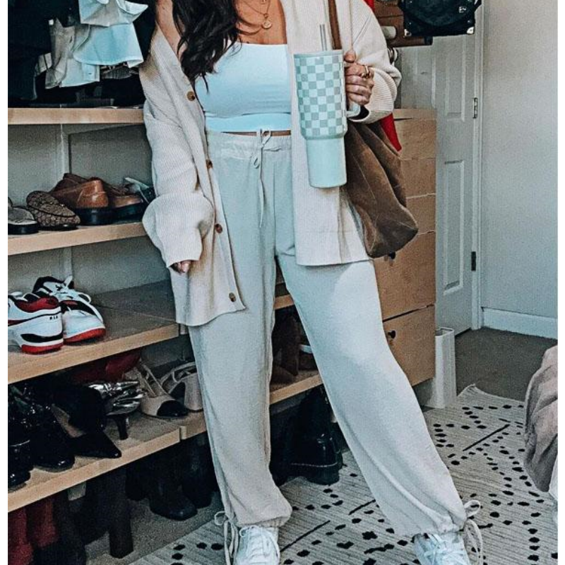 Zweiteiliges Set aus gestrickter Button-Down-Jacke und Hose für Damen
