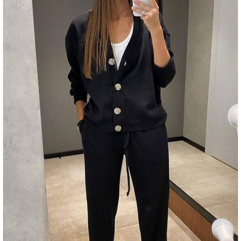 Zweiteiliges Set aus gestrickter Button-Down-Jacke und Hose für Damen