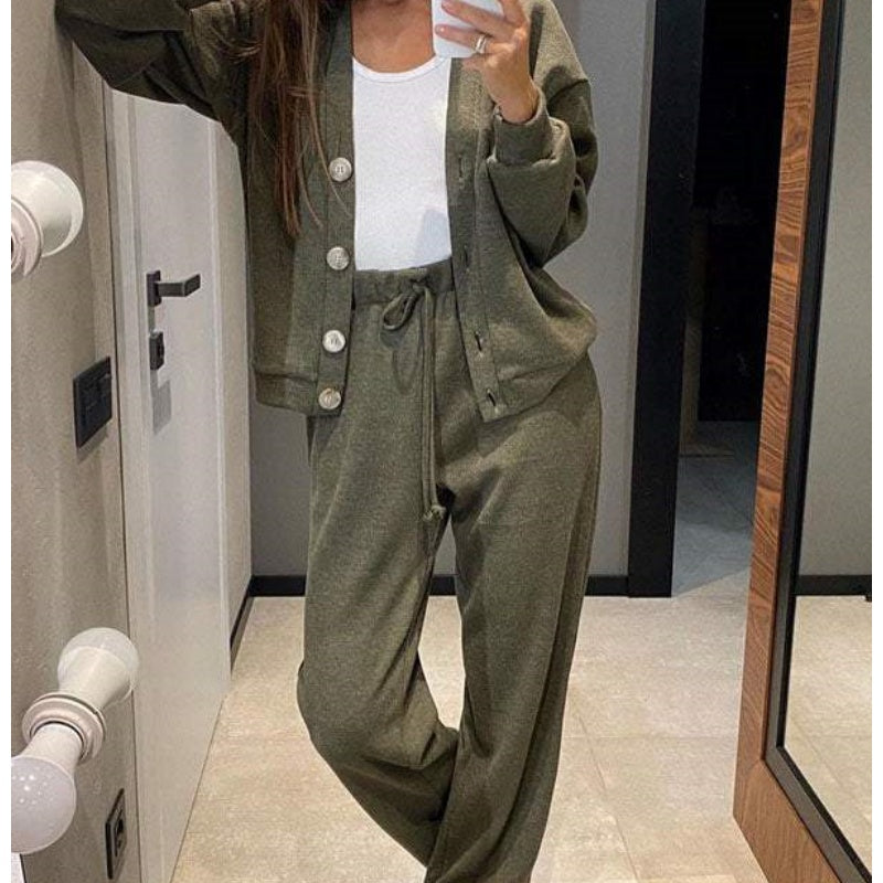Zweiteiliges Set aus gestrickter Button-Down-Jacke und Hose für Damen
