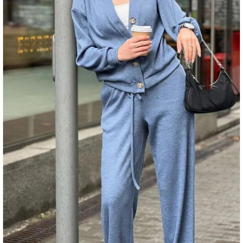 Zweiteiliges Set aus gestrickter Button-Down-Jacke und Hose für Damen