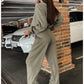Zweiteiliges Set aus gestrickter Button-Down-Jacke und Hose für Damen